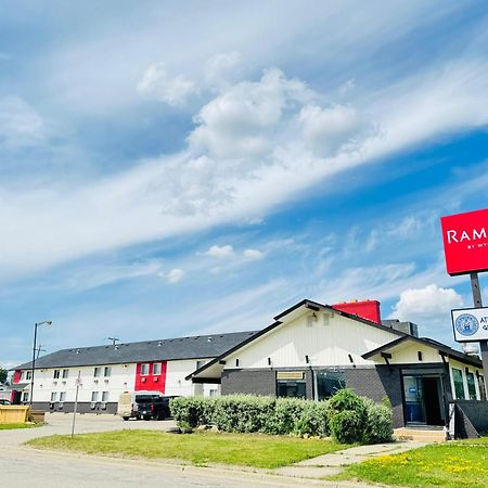 Hotel Ramada By Wyndham Dawson Creek Zewnętrze zdjęcie