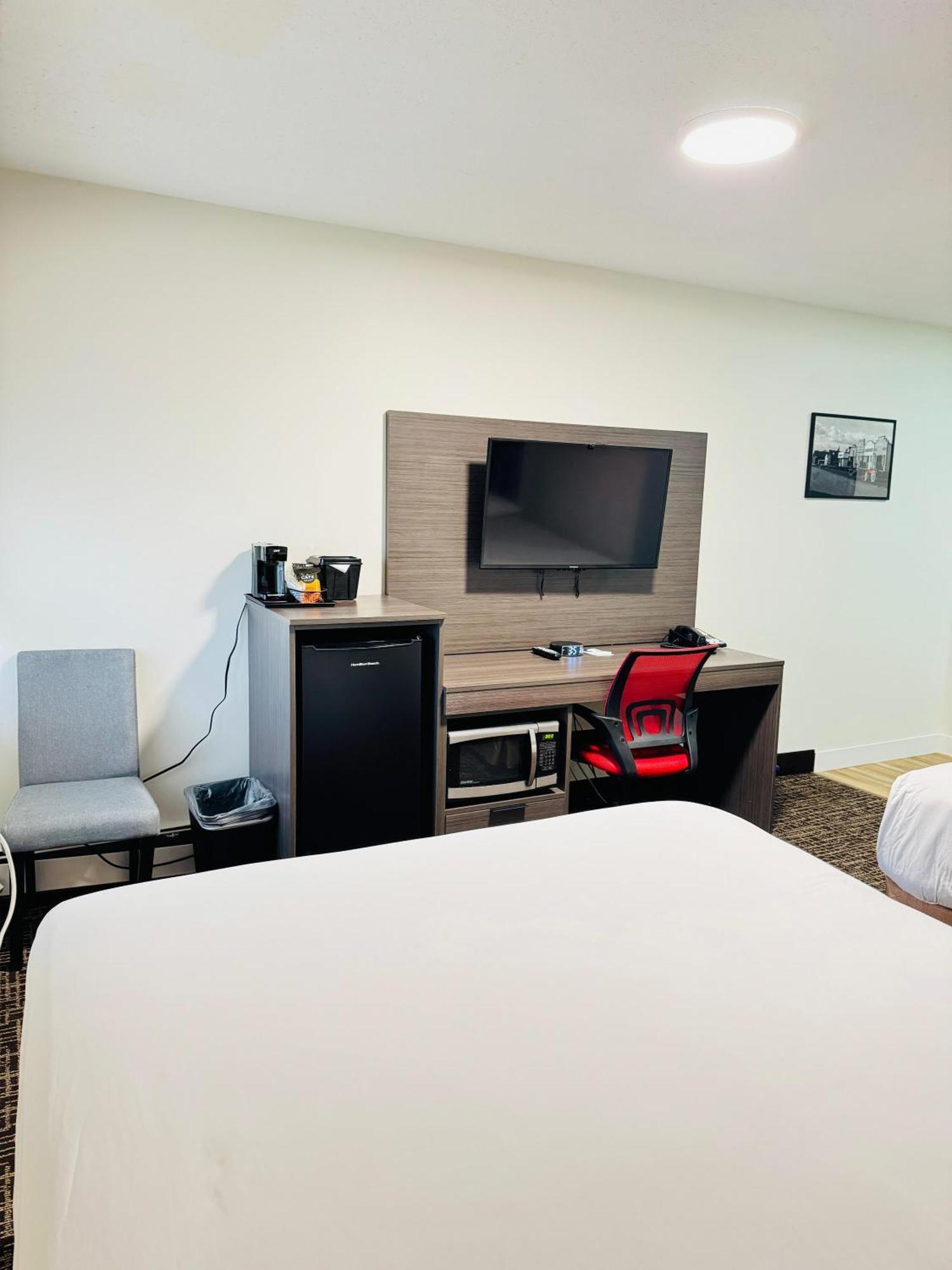 Hotel Ramada By Wyndham Dawson Creek Zewnętrze zdjęcie