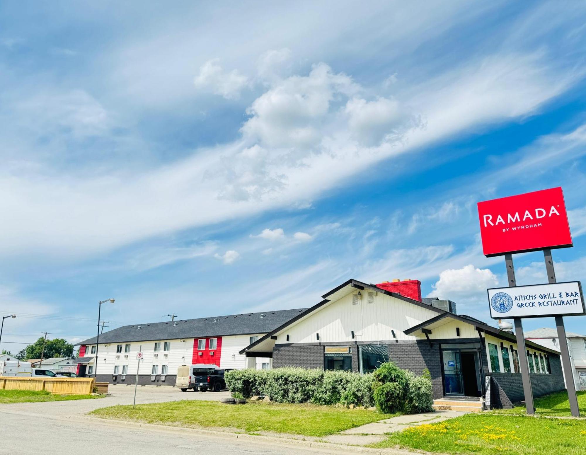 Hotel Ramada By Wyndham Dawson Creek Zewnętrze zdjęcie