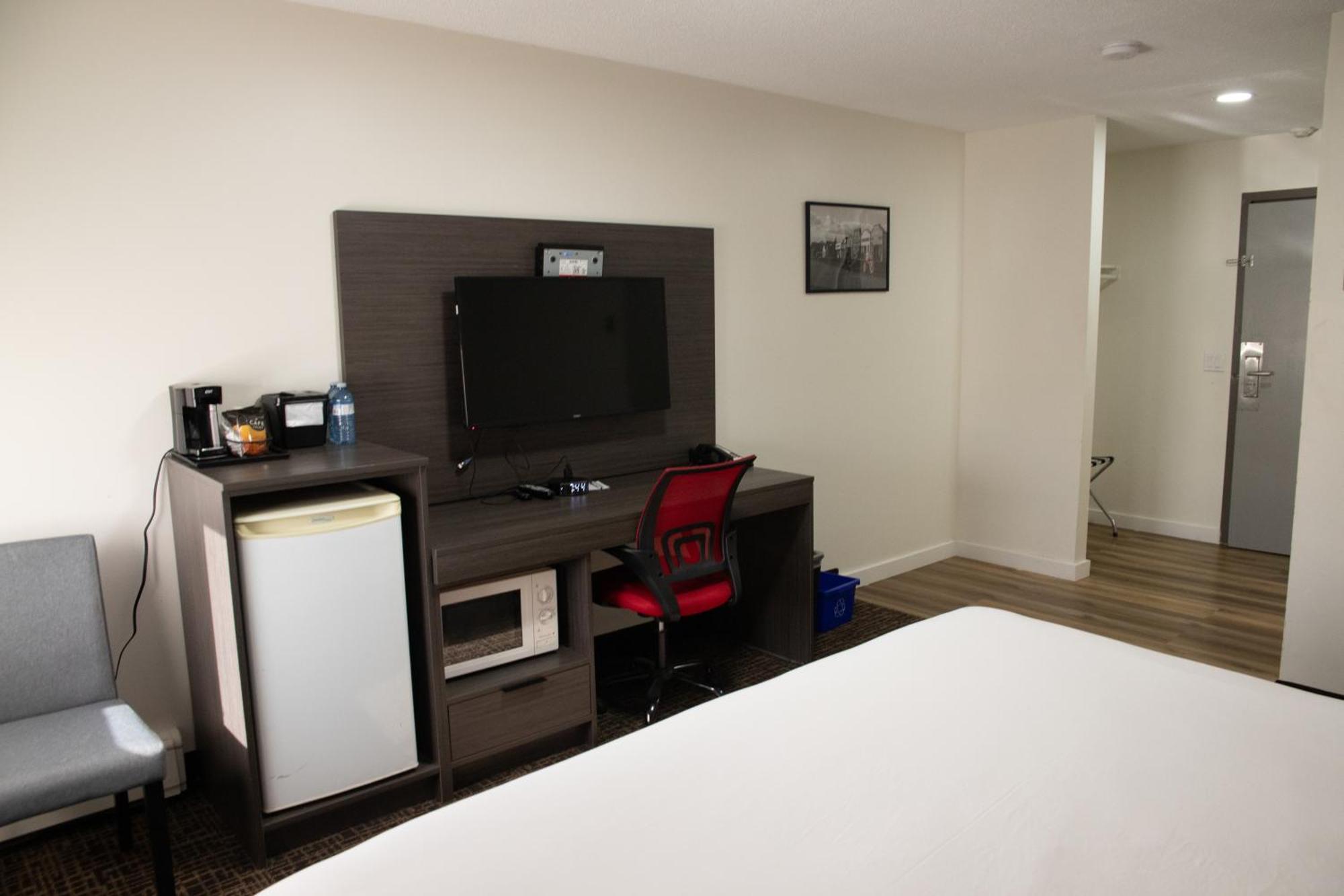 Hotel Ramada By Wyndham Dawson Creek Zewnętrze zdjęcie