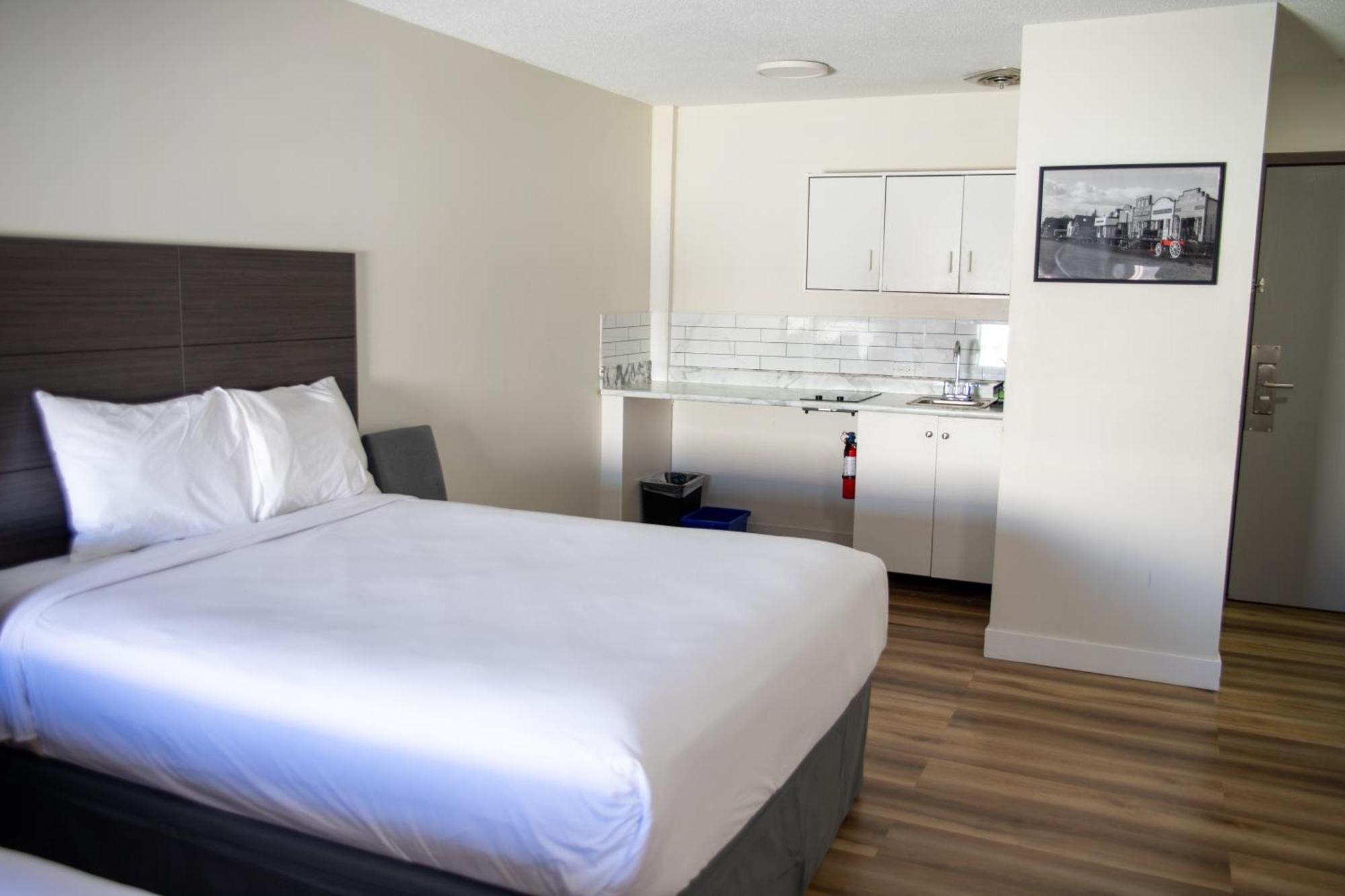Hotel Ramada By Wyndham Dawson Creek Zewnętrze zdjęcie