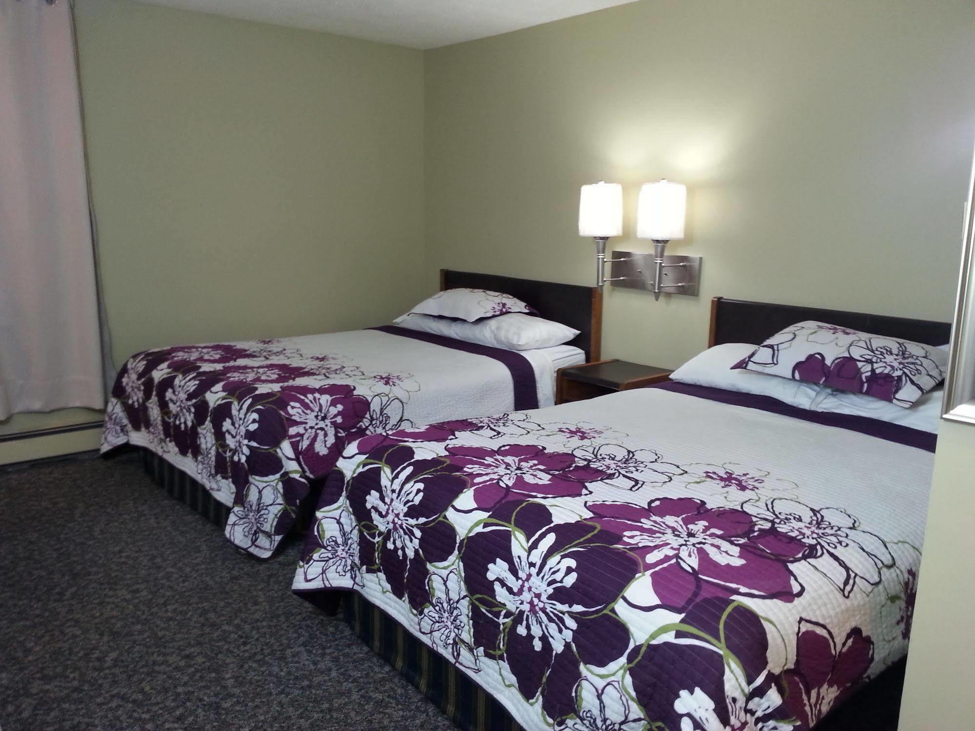 Hotel Ramada By Wyndham Dawson Creek Zewnętrze zdjęcie