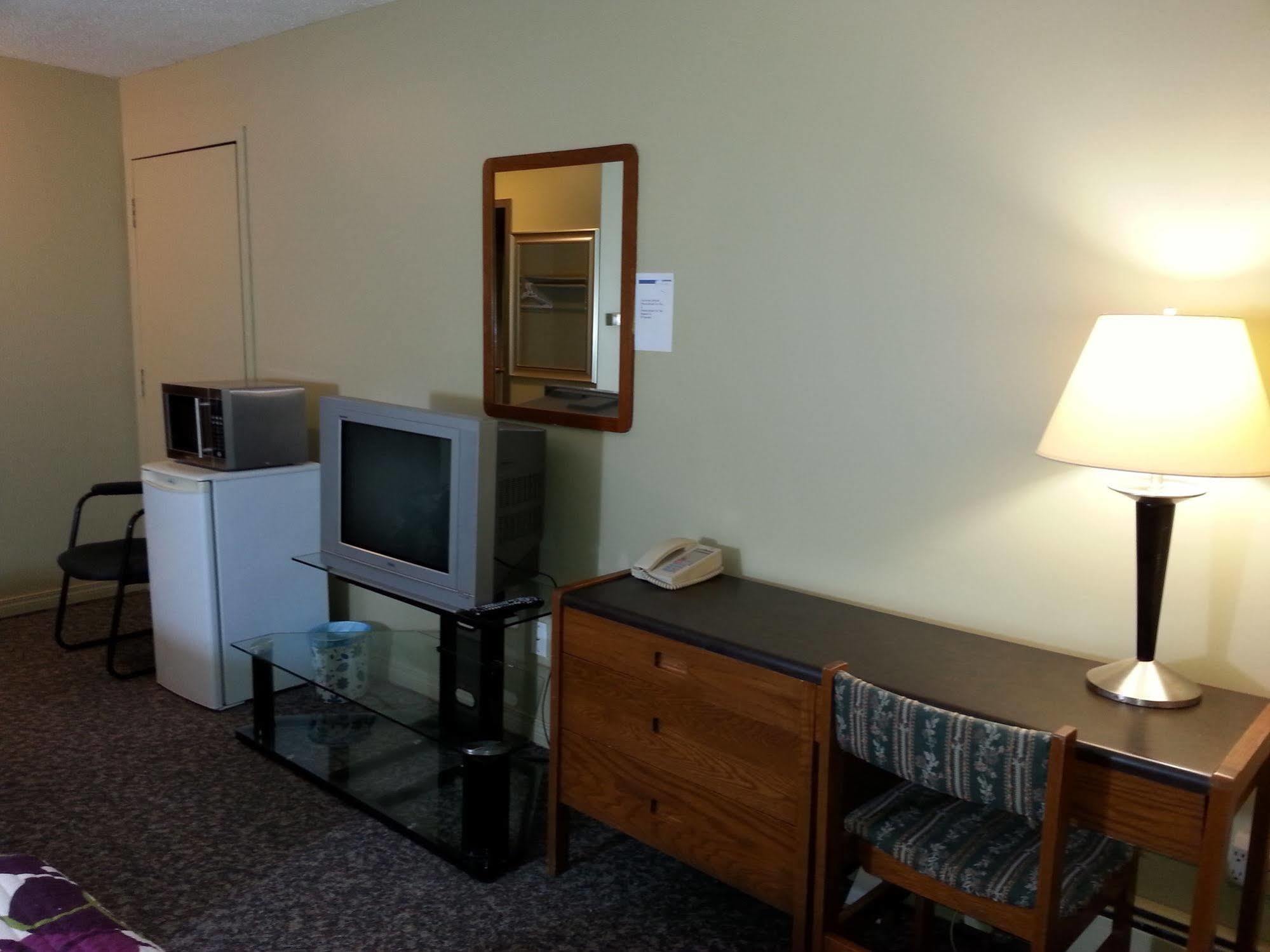 Hotel Ramada By Wyndham Dawson Creek Zewnętrze zdjęcie