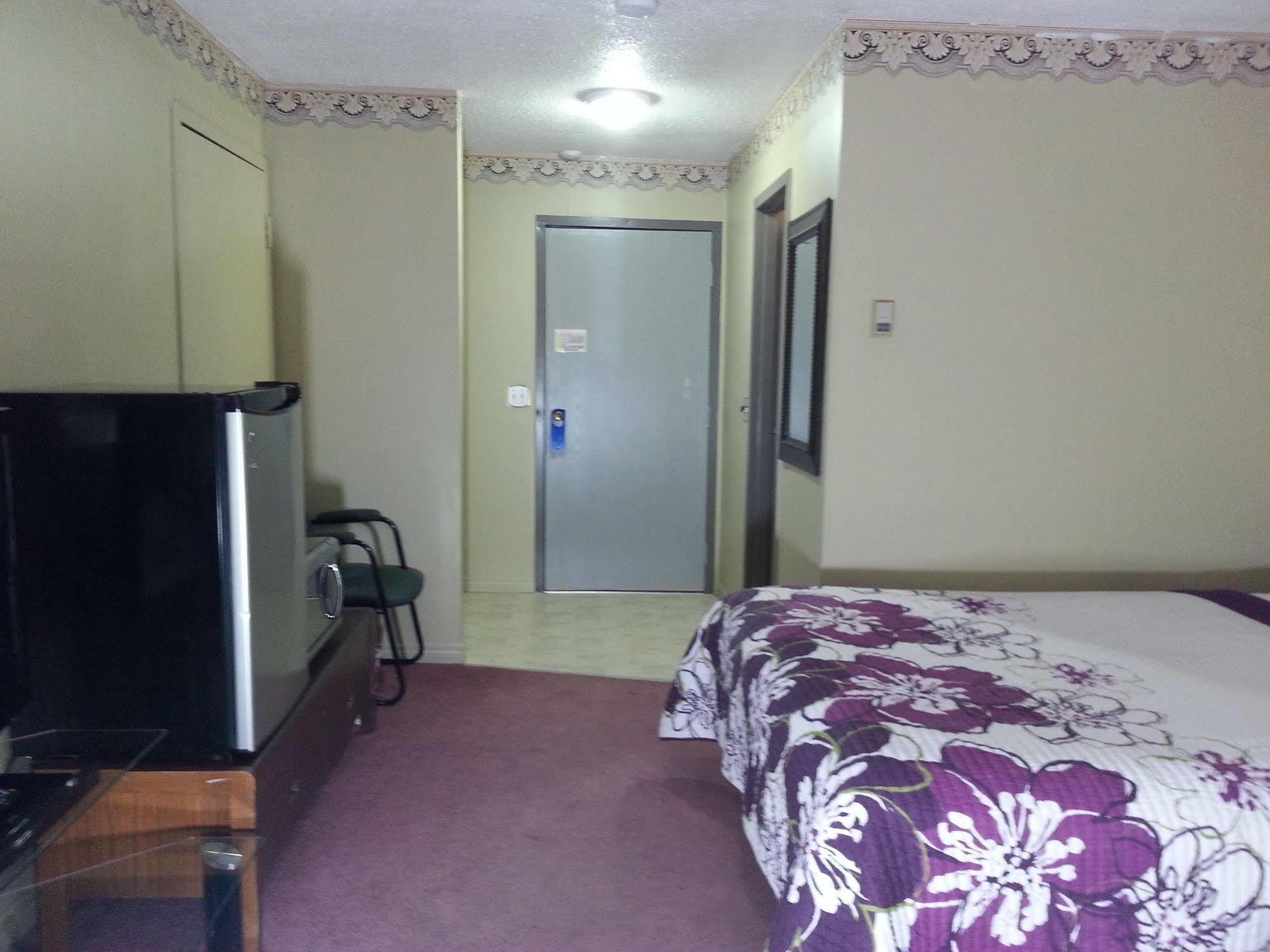 Hotel Ramada By Wyndham Dawson Creek Zewnętrze zdjęcie