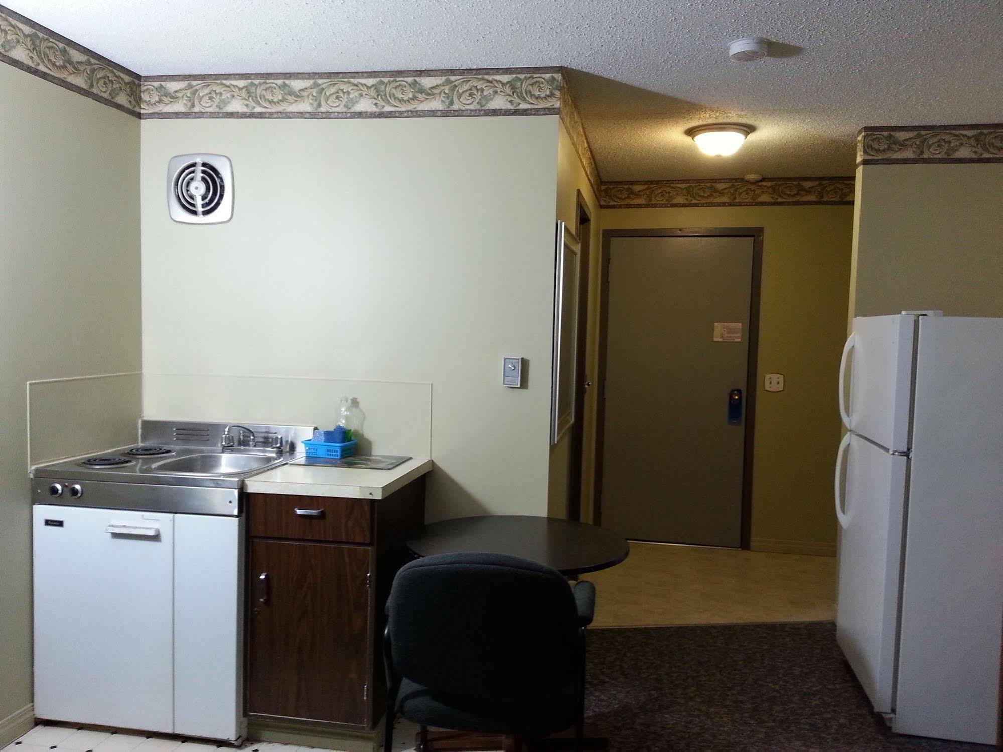 Hotel Ramada By Wyndham Dawson Creek Zewnętrze zdjęcie